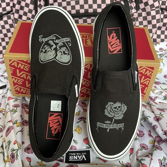 Vans Men’s Classic Slip-0n
Love You To Death Black/True Wht
VN0A5JMH6BT
Sneakers - Picture 2 of 16